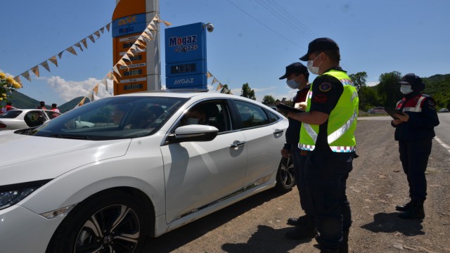 Jandarmadan maske ve HES kodu denetimi