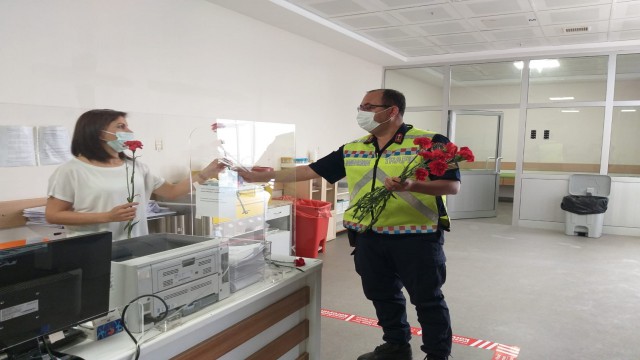 Jandarmadan sağlık çalışanlarına ve vatandaşlara çiçek