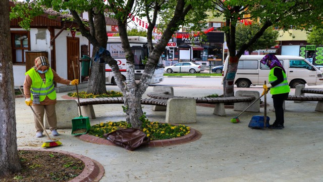 Kadın temizlik görevlileri bahar temizliği ile işbaşı yaptı