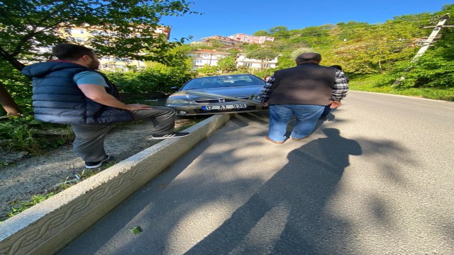 Kaldırımda asılı kalan otomobil uçuruma düşmekten kurtuldu