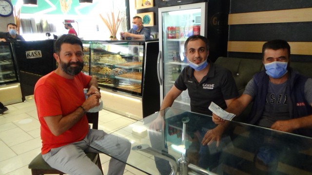 Kaldırımda bulduğu 60 bin TLlik çeki sahibine teslim etti