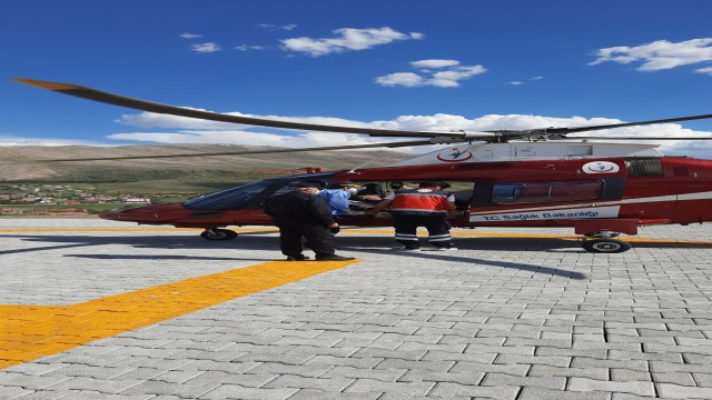 Kalp krizi geçiren ambulans helikopterle hastaneye kaldırıldı