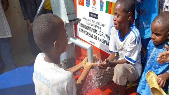 Kamerunluların bordo-mavi su kuyusu sevinci