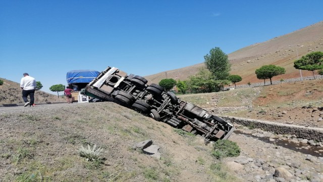 Kamyon şarampole devrildi, sürücü kazayı ucuz atlattı