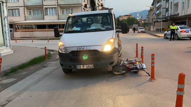 Kamyonetin altında kalan sürücü ağır yaralandı