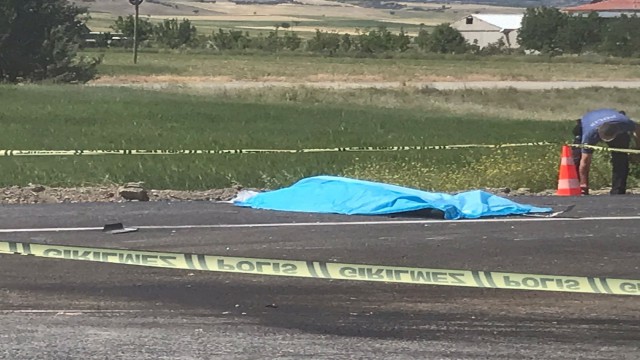 Kamyonetin çarpması sonucu araçtan fırlayan sürücü hayatını kaybetti