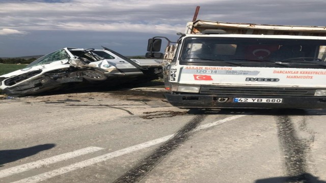 Kamyonetler çarpıştı, 2 kişi yaralandı