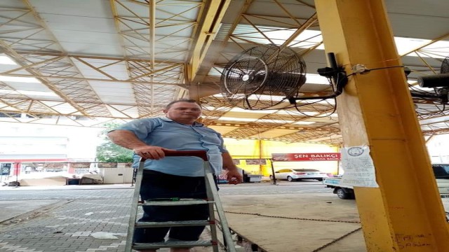 Kapalı pazar yerine vantilatörlü, fıskiyeli serinlik