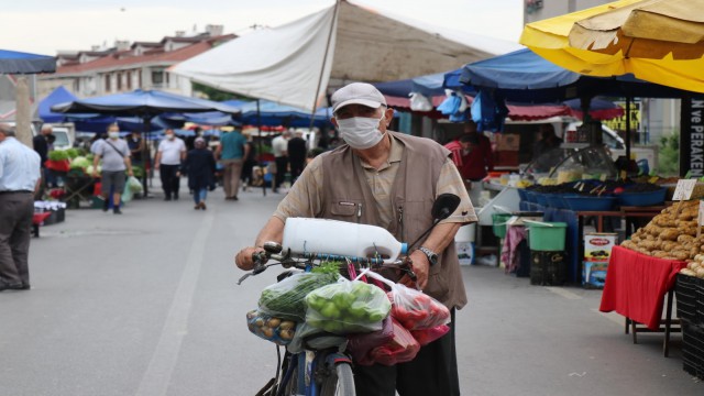 Kapanma sürecinde açılan ilk pazar sosyal mesafeli oldu