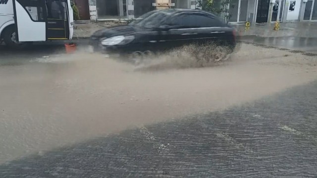 Kapanmanın son gününde sokaklar yağmurla yıkandı