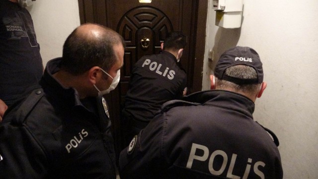Kapısı kilitli evde ocakta unutulan yemek polisi alarma geçirdi