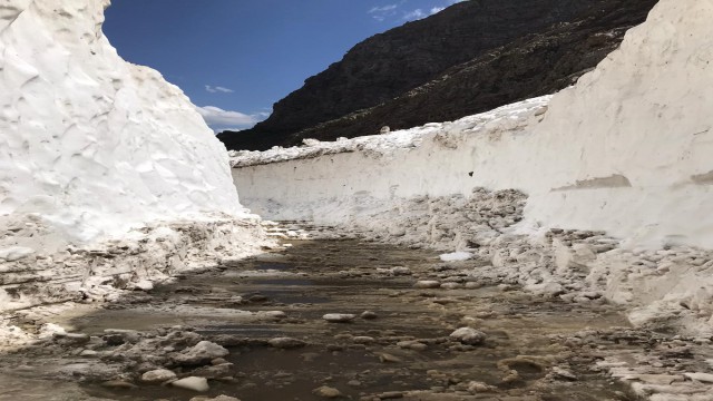 Kar kalınlığının 4 metreyi bulduğu yayla yolu açıldı