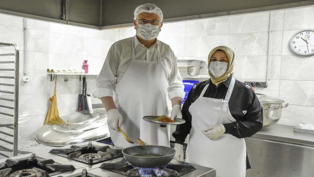 Karacabeyde Özkan ailesi, ihtiyaç sahipleri için aşevine desteğe koştu