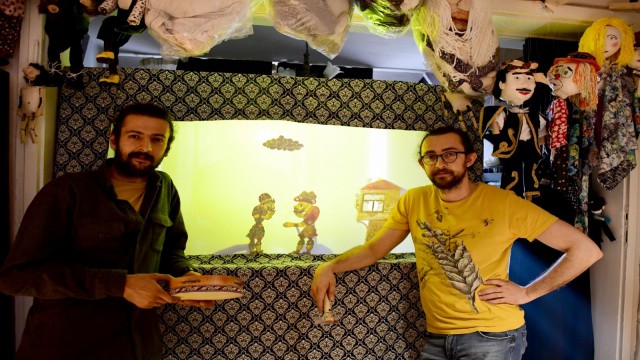 Karagöz ve kukla onlardan sorulur