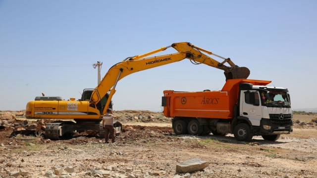 Karaköprüde yeni yollar için çalışmalar sürüyor