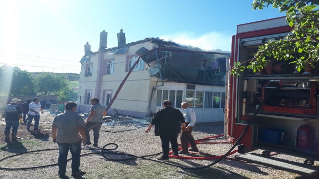 Karamanda bir evde çıkan yangın maddi hasara yol açtı