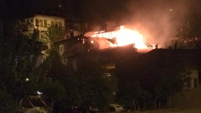 Karamanda çıkan yangında 2 ev hasar gördü