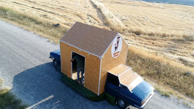 Karavana çevirdikleri otomobilde metrelik Adana kebabı keyfi yaptılar