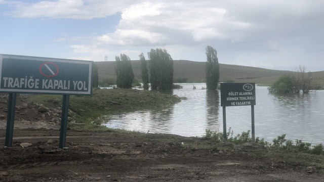 Kars Baraj gölü etrafa pis koku saçıyor