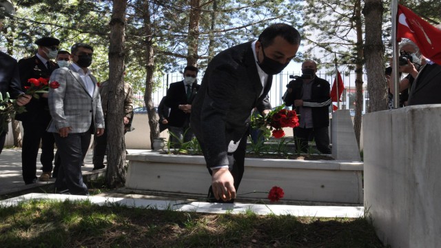 Kars Valisi Öksüz, Şehitliği ziyaret etti