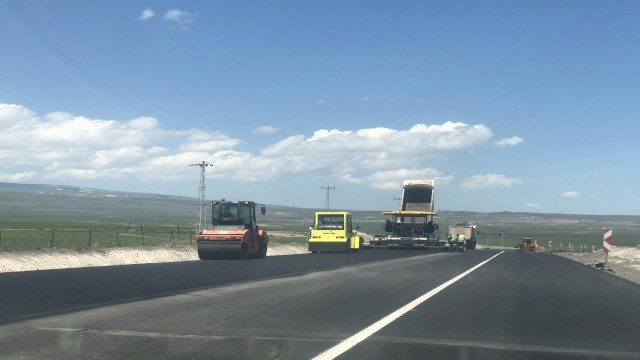Kars ve Çıldır Gürcistana sıcak asfalt yollarla bağlanıyor