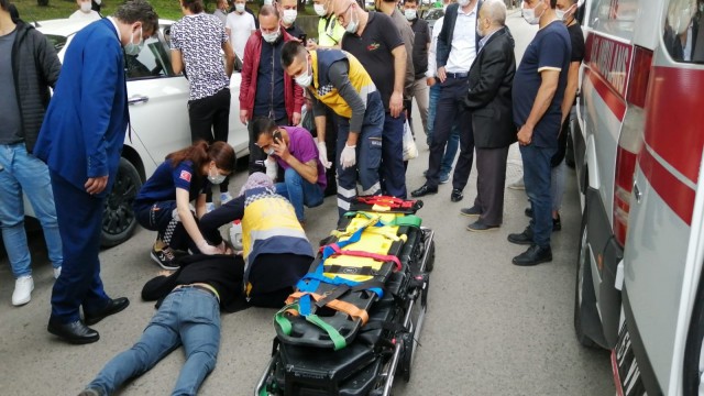 Karşıdan karşıya geçmek isterken az kalsın bir otomobilin altında kalacaktı