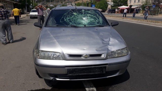 Karşıdan karşıya geçmek isterken otomobilin altında kaldı