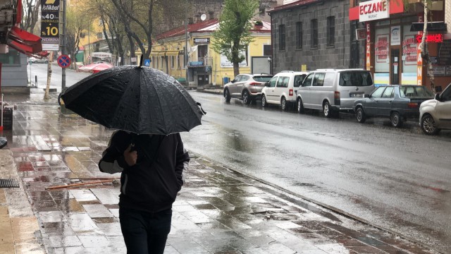 Karsta sağanak yağmur etkili oluyor