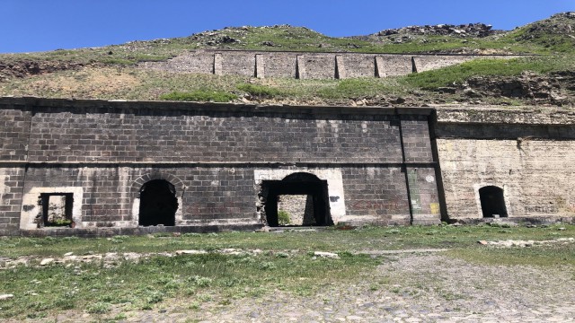 Karsta tarihi yapılar tek tek yok oluyor