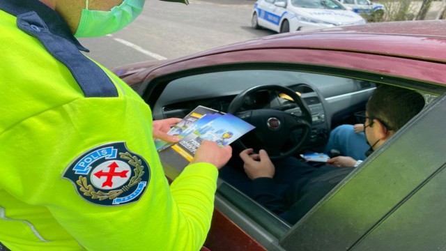 Karsta trafik ekipleri broşür dağıttı