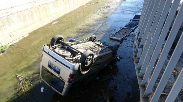Kartalda otomobil dereye uçtu