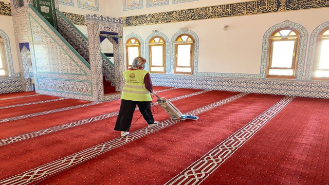 Kaşta camilerde bayram temizliği