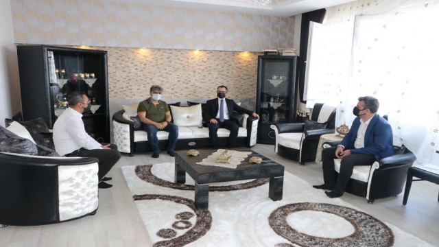 Kayapınar Kaymakamı Koç, sağlık çalışanını evinde ziyaret etti