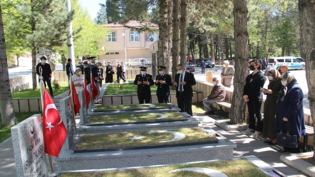 Kaymakam Deniz Pişkin, şehitliği ziyaret etti