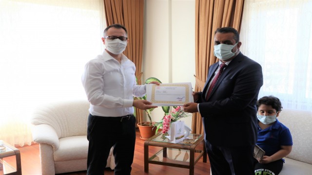 Kaymakam Koç, başarılı idareciyi evinde ziyaret ederek ödüllendirdi