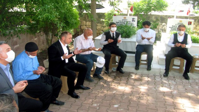 Kaymakam Mutlu, şehitler için Kuran-ı Kerim okudu