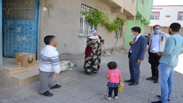 Kaymakam Öztürk, Ramazan ayında vatandaşlara gıda yardımında bulundu