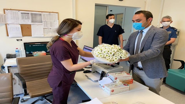 Kaymakam Parçal, hakarete uğrayan hemşireye çiçek verdi