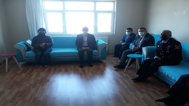 Kaymakam ve başkandan şehit ailelerine ziyaret