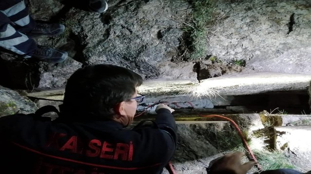 Kayseri Büyükşehir İtfaiyesi can kurtarmaya devam ediyor