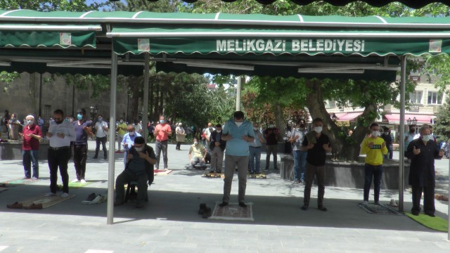 Kayseride eller hem Filistin hem de yağmur için duaya kalktı