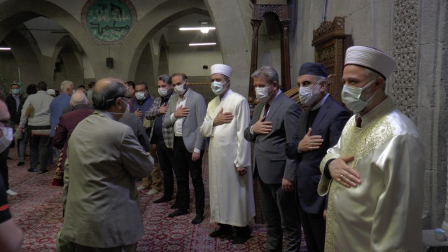 Kayseride sosyal mesafeli bayram namazı kılındı