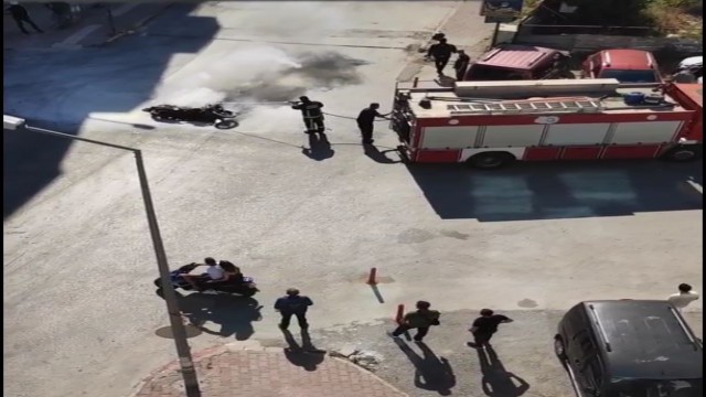 Kaza yapan motosiklet alev alev yandı