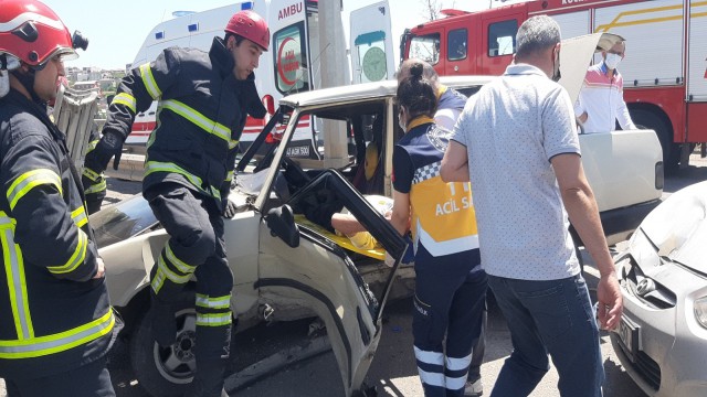 Kaza yapan sürücü araç içinde sıkıştı