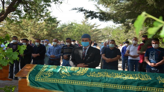 Kazada hayatını kaybeden 2 kişi gözyaşları arasında toprağa verildi