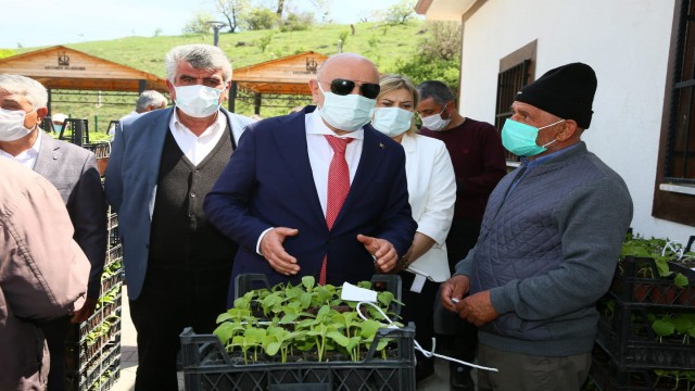 Keçiörendeki çiftçilere ücretsiz sebze fidesi dağıtıldı