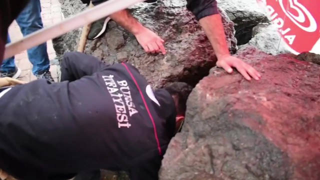 Kedi ihbarı alan ekipler, kayayı keserek yavru kediyi annesine teslim etti