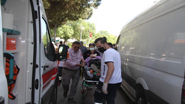 Kediye çarpmamak için manevra yaptı, motosikletten savrularak yaralandı