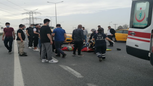 Kemerburgazda hız motoru minibüse çarptı