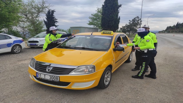 Kemerim Hep Aklımda mottosunun bulunduğu afiş ve broşürler dağıtıldı